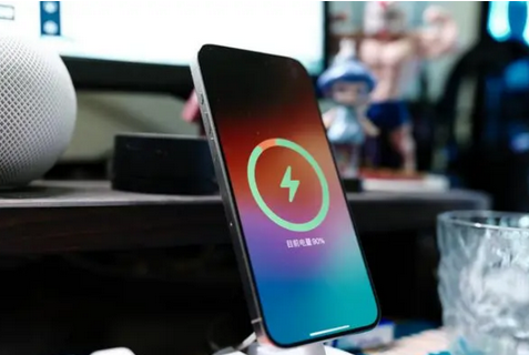 普兰店苹果15换屏服务分享用什么充电器给iPhone15充电更好 